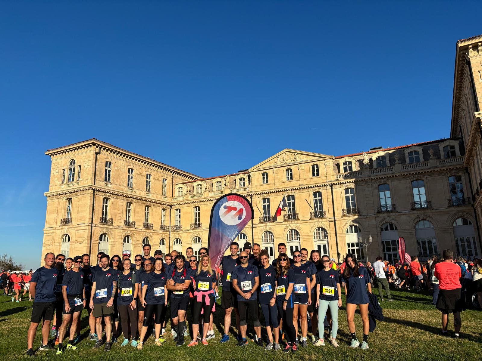 photo de groupe des collaborateurs TA participant à la course Algernon, au Pharo à Marseille
